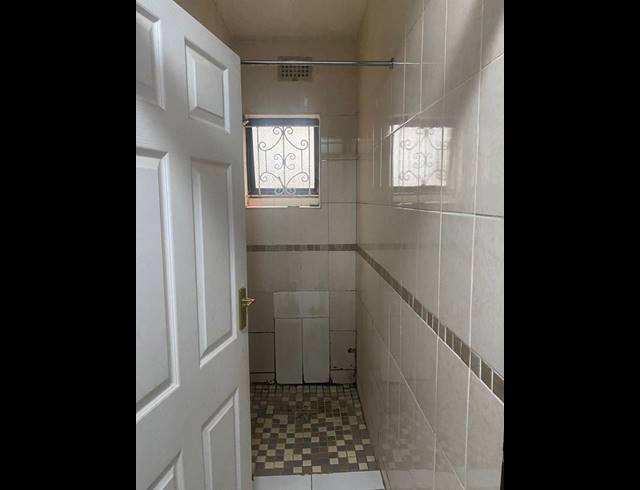 6 BEDROOM HOUSE FOR SALE IN CLARE ESTATE